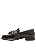 Mocasines de vestir en cuero café, perfectos para un look sofisticado y moderno.