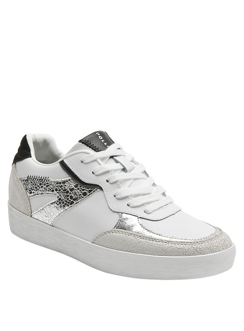 Zapatilla blanca de cuero con textura suave, diseñada para un estilo vanguardista y urbano.