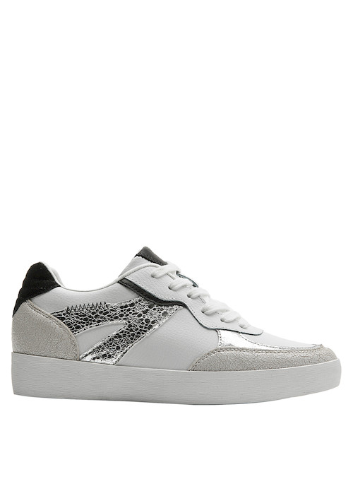 Zapatilla blanca de cuero con textura suave, diseñada para un estilo vanguardista y urbano.