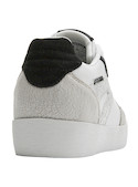 Zapatilla casual blanca de cuero, perfecta para combinar con jeans o vestidos ligeros.