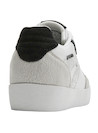Zapatilla casual blanca de cuero, perfecta para combinar con jeans o vestidos ligeros.