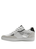 Zapatilla blanca de mujer, diseño urbano de cuero, ideal para looks modernos y cómodos.