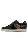 Zapatilla de mujer en negro con mezcla de texturas, combina con jeans ajustados o faldas amplias.