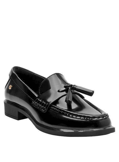 Estilo sofisticado en mocasín de cuero negro, adecuado para la mujer moderna.