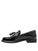 Mocasín de vestir en charol negro con detalles vanguardistas en la parte frontal.