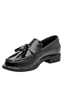 Un mocasín negro brillante de cuero para mujer con diseño elegante y punta redonda.