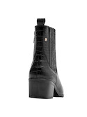 Botín de cuero negro para mujer, que aporta un look actual y atrevido.