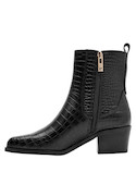 Botín negro de cuero, ideal para combinar con jeans ajustados y vestidos fluidos.