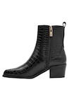 Botín negro de cuero, ideal para combinar con jeans ajustados y vestidos fluidos.