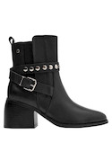 Botín negro de cuero con detalles vanguardistas, perfecto para elevar cualquier atuendo casual.