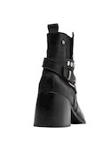 Botín negro de cuero con correa decorativa metálica, ideal para un look urbano y audaz.