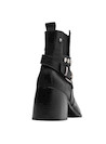 Botín negro de cuero con correa decorativa metálica, ideal para un look urbano y audaz.