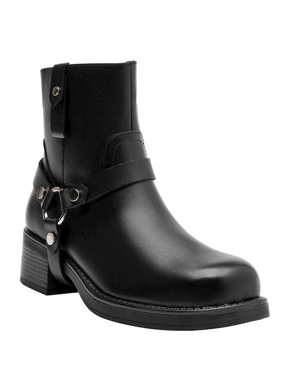 Botín de cuero mate en negro, ideal para combinar con vestidos o jeans ajustados.