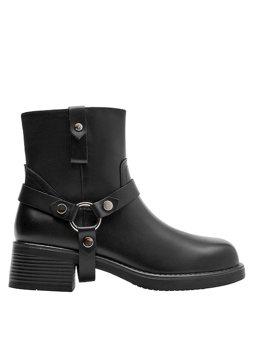 Botín de cuero mate en negro, ideal para combinar con vestidos o jeans ajustados.