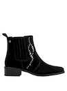 Botín negro de cuero suave, perfecto para un toque vanguardista en outfits casuales.