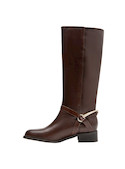 Bota de cuero elegante en tono café, perfecta para un look chic diario.