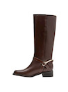 Bota de cuero elegante en tono café, perfecta para un look chic diario.