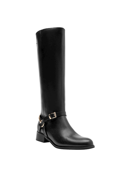 Estilo contemporáneo en botas negras de cuero, ideales para actividades diarias.