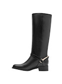 Detalle de hebilla dorada en bota negra de cuero, ideal para looks urbanos.
