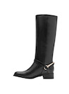 Detalle de hebilla dorada en bota negra de cuero, ideal para looks urbanos.
