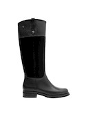 Detalle del material de la bota de cuero negra, resaltando su elegancia y versatilidad.