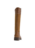 Bota de cuero suave en color camel, resalta la esencia moderna y vanguardista de la mujer.