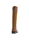 Bota de cuero suave en color camel, resalta la esencia moderna y vanguardista de la mujer.