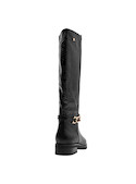 Bota casual de cuero negro, perfecta para combinar con vestidos midi y jeans ajustados.