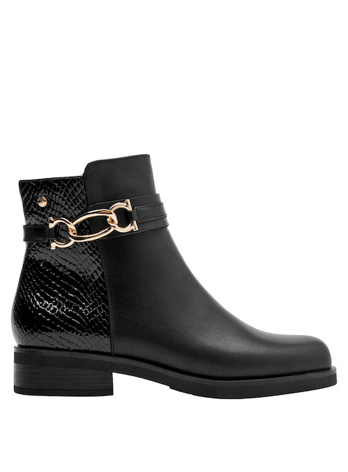 Botín de mujer en cuero negro, acabado sofisticado, ideal para un look vanguardista y urbano.
