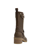 Vista lateral de botas moras de cuero para mujer, perfectas para combinar con vestidos midi.