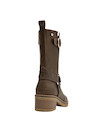 Vista lateral de botas moras de cuero para mujer, perfectas para combinar con vestidos midi.