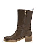 Detalle de hebilla en bota de cuero moro para mujer, ideal para looks modernos.