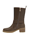 Detalle de hebilla en bota de cuero moro para mujer, ideal para looks modernos.