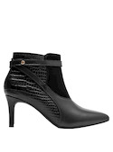 Botín de cuero negro para mujer con diseño vanguardista y taco alto, ideal para un look impactante.