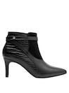 Botín de cuero negro para mujer con diseño vanguardista y taco alto, ideal para un look impactante.