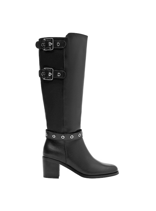 Bota casual de cuero negro con acabado suave, ideal para jeans y outfits contemporáneos.