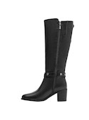 Bota de cuero negro con punta redonda, ideal para combinar con vestidos midi.