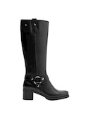 Bota de cuero con correa decorativa, perfecta para combinar con vestidos o jeans ajustados.