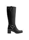 Bota de cuero con correa decorativa, perfecta para combinar con vestidos o jeans ajustados.