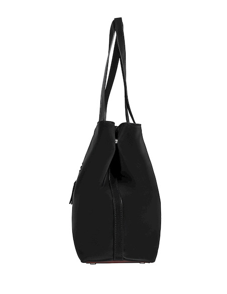Bolso tote negro en un entorno urbano, ejemplificando su versatilidad para el día a día.