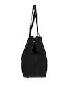 Bolso tote negro en un entorno urbano, ejemplificando su versatilidad para el día a día.