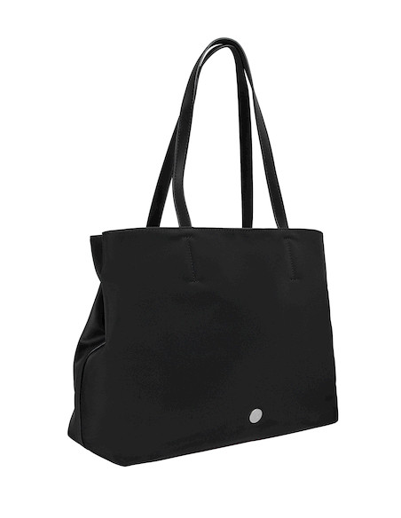 Cierre metálico del bolso tote negro, destacando la seguridad y estilo del accesorio.