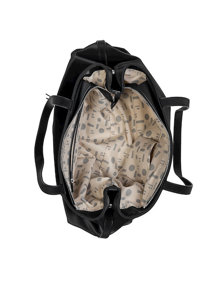 Interior del bolso tote negro con tres bolsillos, resaltando su capacidad y organización.