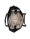 Interior del bolso tote negro con tres bolsillos, resaltando su capacidad y organización.