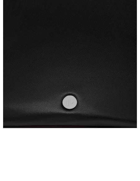 Vista lateral del bolso tote negro, mostrando su diseño elegante y funcionalidad.