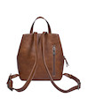 Exterior de la mochila camel mostrando su diseño contemporáneo y sofisticado para mujeres.