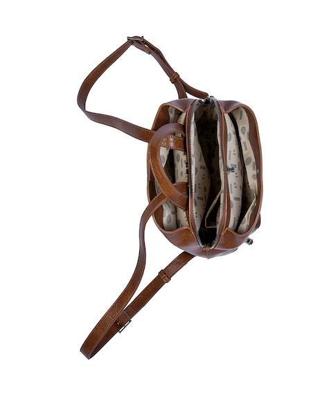 Detalle del cierre metálico de la mochila camel, funcional y elegante para uso diario.