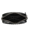 Bolso bandolera negro de mujer, estilo casual, con detalles metálicos y acabado brillante.