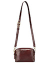 Detalles dorados del bolso burdeos, resaltando su elegancia en un diseño moderno.