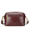 Vista lateral del bolso burdeos de PU, ideal para actividades laborales o académicas.